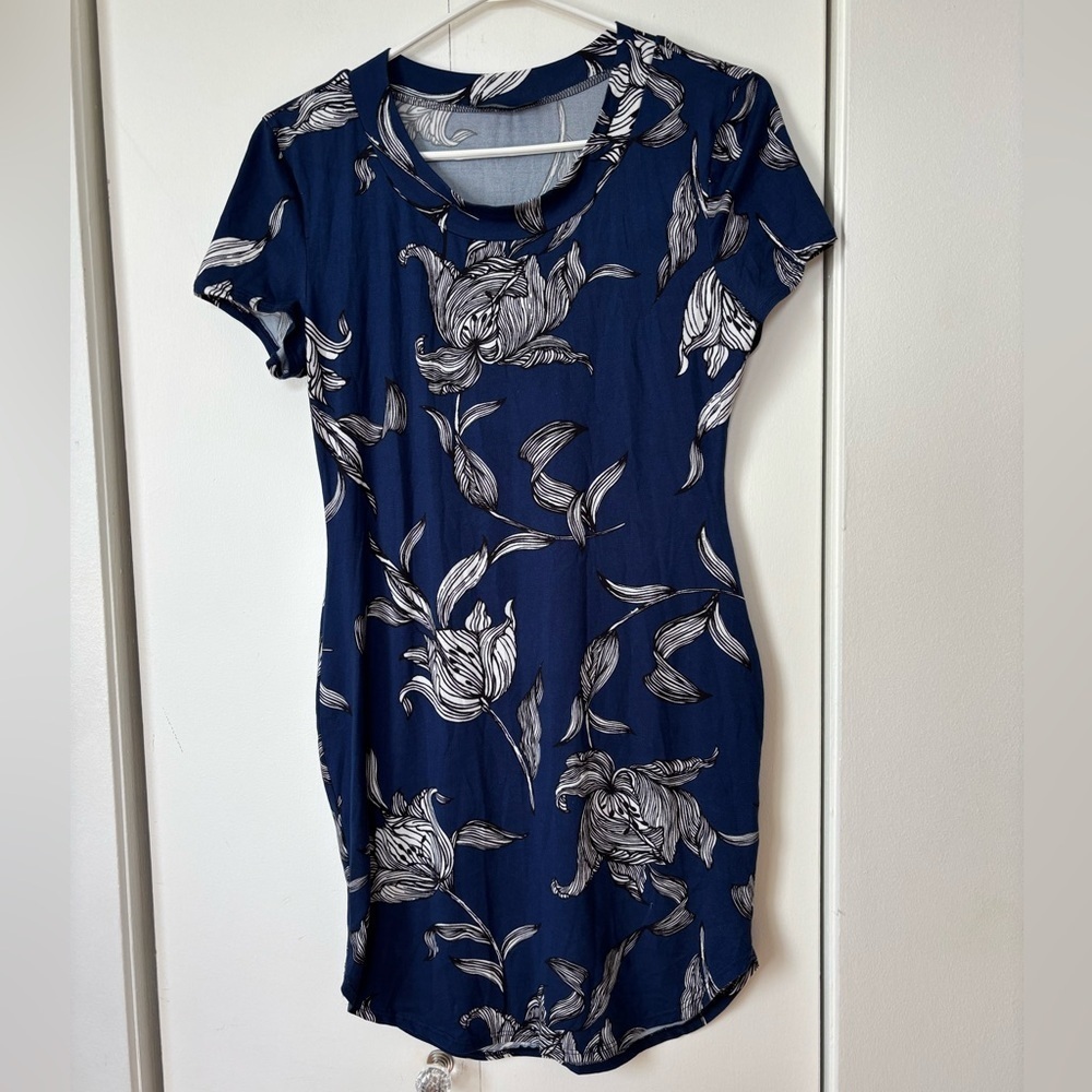 🎉4/30$🎉 Eclipse Navy Blue Floral T-Shirt Dress - Size M